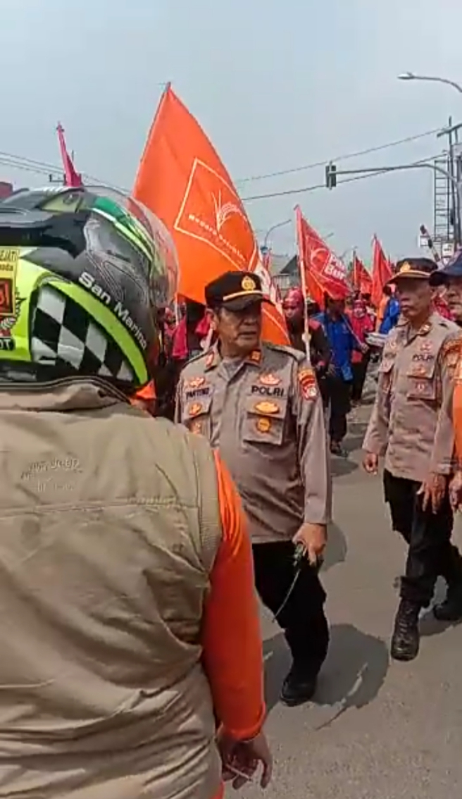 Polsek Bekasi Kota Monitoring Long March Buruh dari Bekasi ke Jakarta