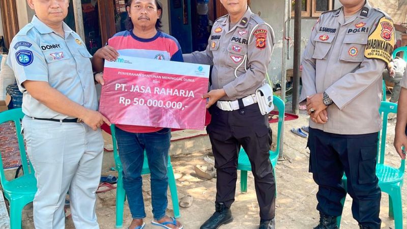 RESPON CEPAT PT JASA RAHARJA PERWAKILAN INDRAMAYU BERSAMA UNIT LAKA LANTAS POLRES INDRAMAYU MENYERAHKAN SANTUNAN KEPADA AHLI WARIS KORBAN LAKA