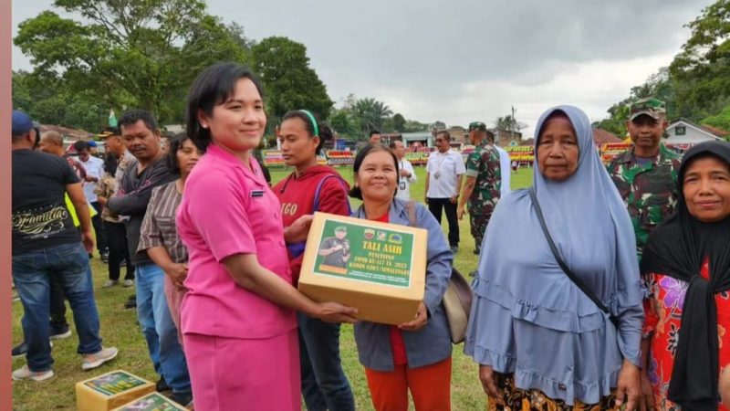 Ketua Bhayangkari Cabang Simalungun Bagikan Tali Asih kepada Masyarakat dalam Upacara Penutupan TMMD Ke-117