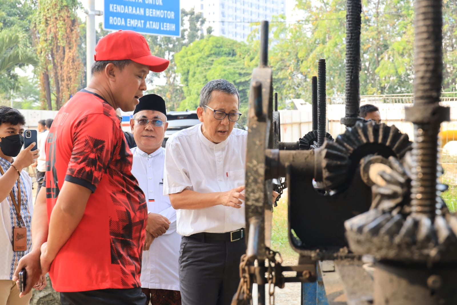 Tinjau Saluran Irigasi di Dekat Gerbang Tol Margajaya, Plt. Wali Kota Bekasi Arahkan DBMSDA Lakukan Normalisasi Kali Irigasi