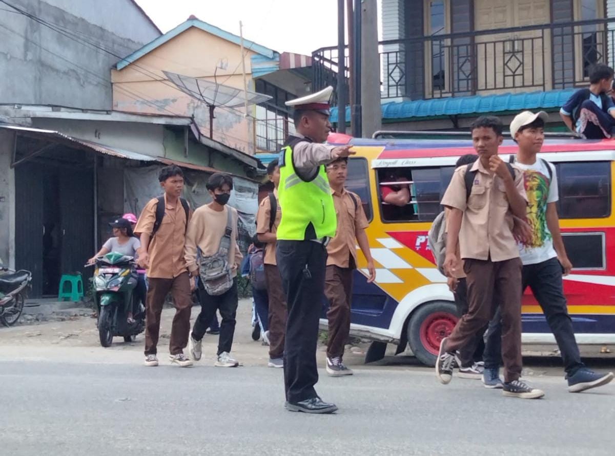 Patroli Polsek Tanah Jawa Resor Simalungun Himbau Warga Patuhi Aturan Lalu Lintas