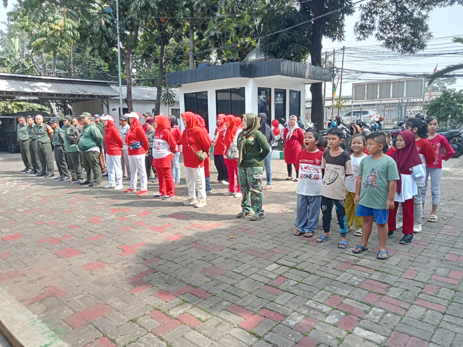 Meriahkan HUT RI ke-78, Keluarga Besar Koramil 06/Cakung Gelar Tradisi Lomba Warga