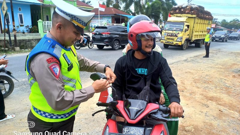 Satlantas Polres Simalungun Gelar Pembagian Bendera Merah Putih untuk Memeriahkan HUT RI ke-78