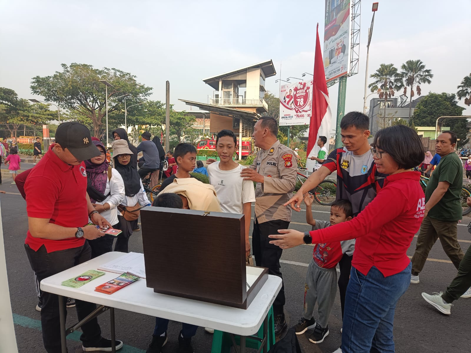 Hadir di Acara Car Free Day (CFD) Kota Bekasi, Satresnarkoba Polres Metro Bekasi Kota Sosialisasi P4GN