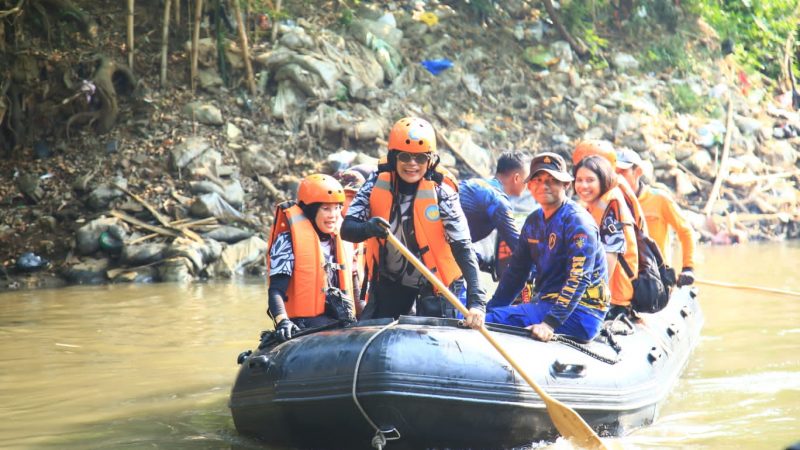 Peringati HUT ke-75, Polwan Gelar Baksos dan Bersih-bersih di Bantaran Ciliwung