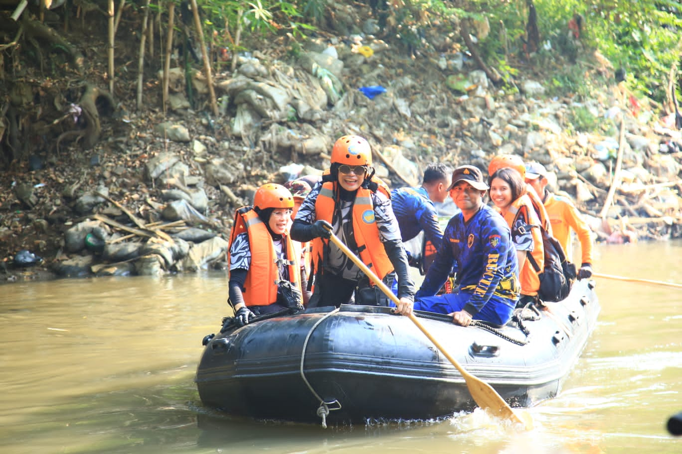 Peringati HUT ke-75, Polwan Gelar Baksos dan Bersih-bersih di Bantaran Ciliwung