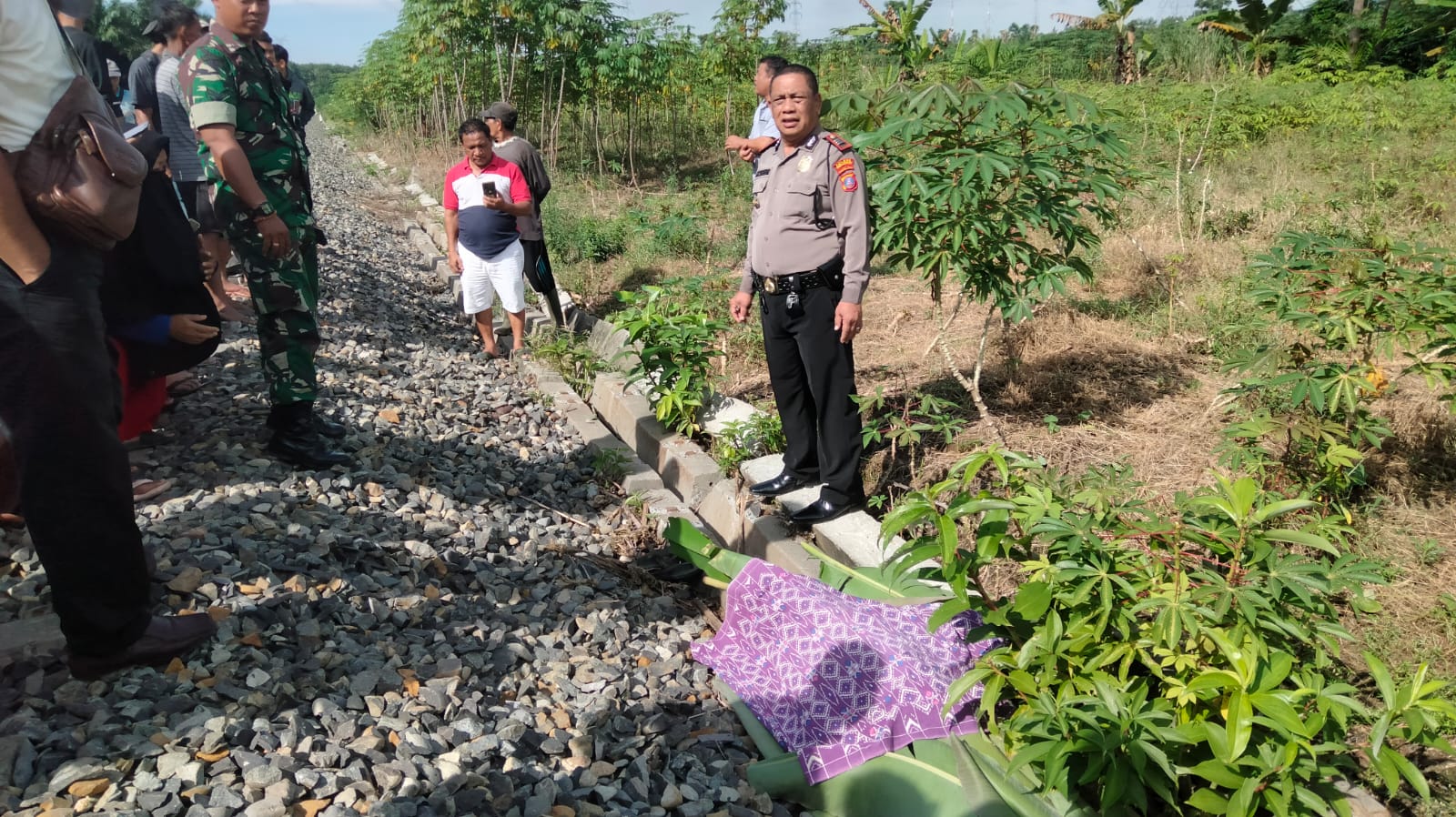 Personel Polsek Serbalawan Turun Tangan Evakuasi Korban Kecelakaan Tertabrak Kereta Api di Simalungun