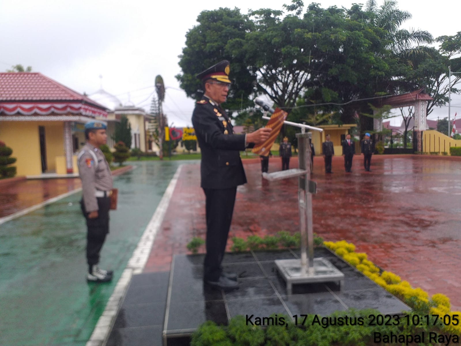 Hujan Deras Tidak Menurunkan Semangat Personel Polres Simalungun Melaksanakan Upacara Dirgahayu HUT RI ke-78