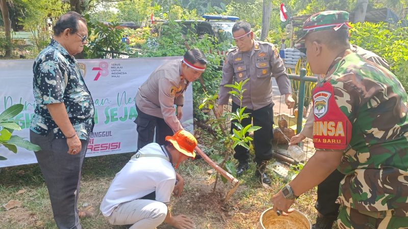 Kapolsek Polsek Bekasi Kota Menanam Pohon, Program “Polri Lestarikan Negeri Penghijauan Sejak Dini”