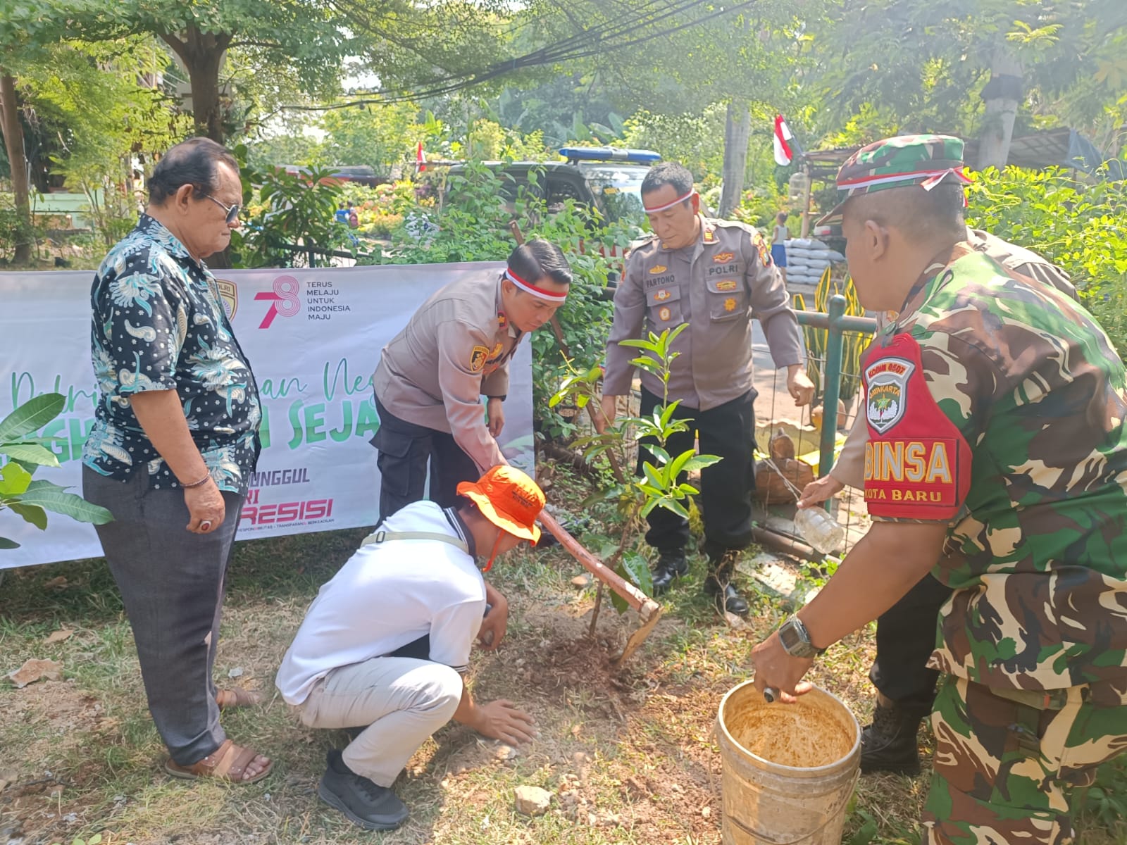 Kapolsek Polsek Bekasi Kota Menanam Pohon, Program “Polri Lestarikan Negeri Penghijauan Sejak Dini”