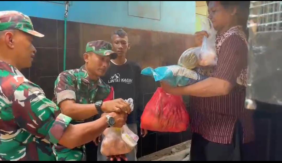 Babinsa Harapan Mulya Berbagi Rezeki Dengan Warga Kurang Mampu Dalam Babinsa Masuk Dapur Warga