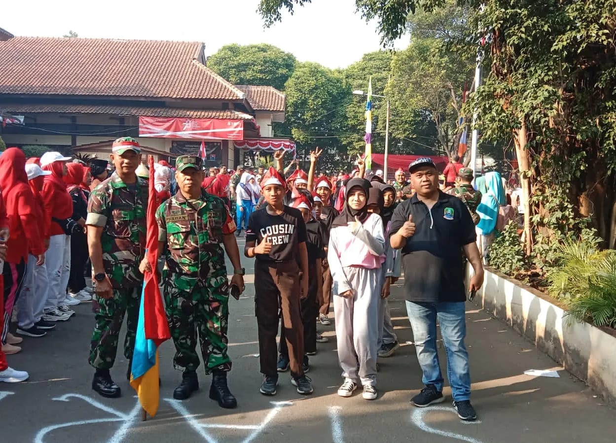 Berikan Rasa Aman, Babinsa Koramil 02/Pondok Gede Bantu Pengamanan Gerak Jalan Santai Peringatan HUT RI Ke-78