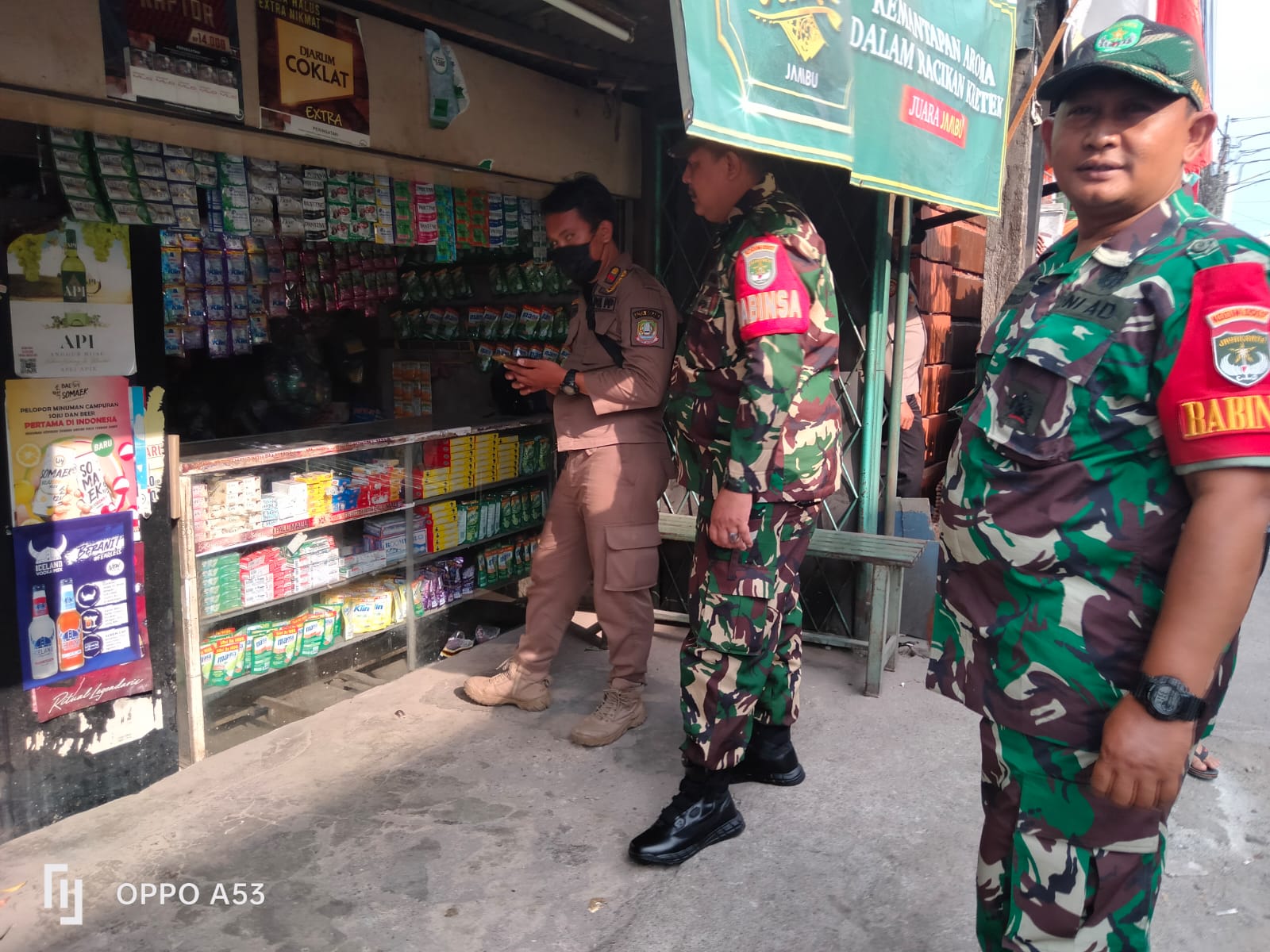 Berantas Peredaran Rokok Ilegal, Babinsa Koramil 02/Pondok Gede Bersama Petugas Gabungan Bea Dan Cukai Sita Rokok Ilegal