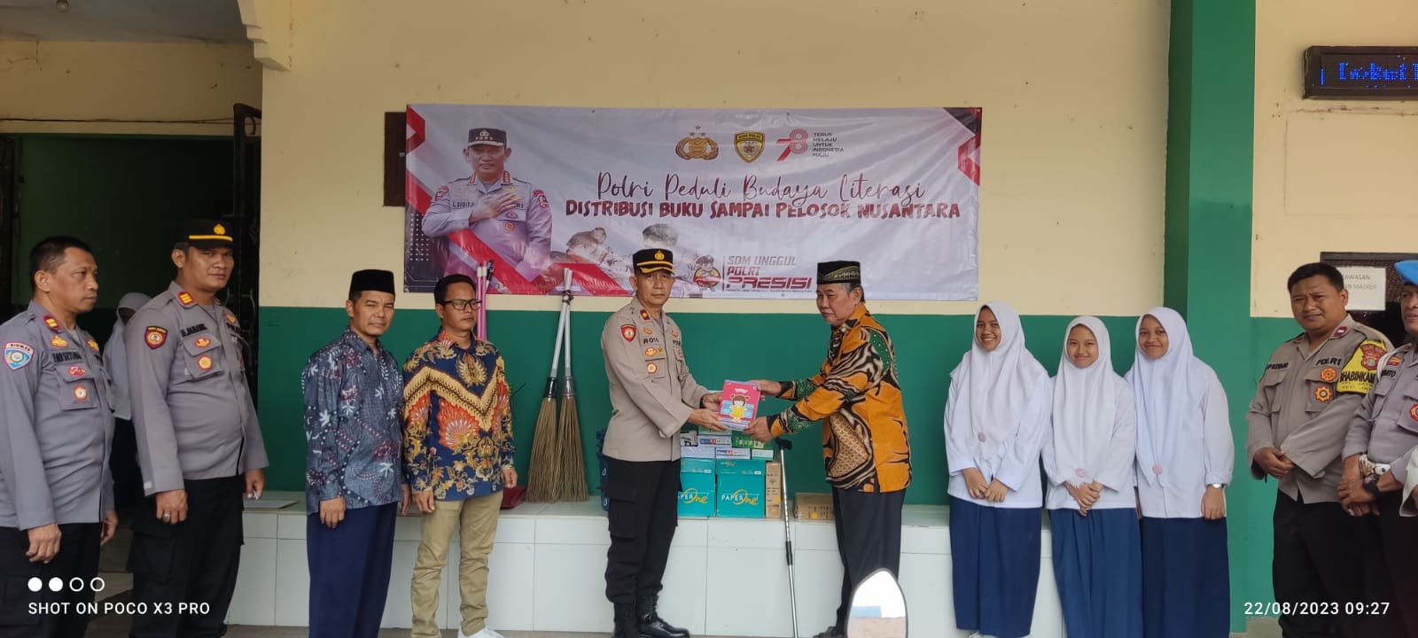 Dalam Rangka HUT RI Ke-78, Kapolsek Jatiasih Gelar Bakti Sosial di Yayasan Pondok Pesantren Ar Ridwan