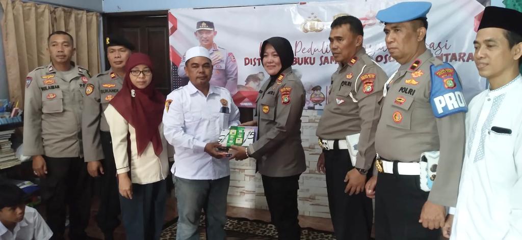 Kapolsek Bantargebang Kegiatan Baksos ” Polri Peduli Budaya Literasi ” Ditribusikan Buku di Yayasan Al Mugni Cimuning