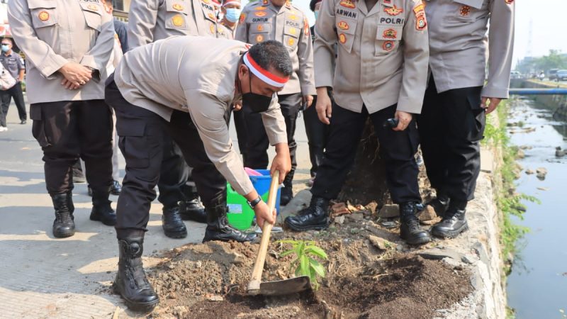 Hadiri Zoom Meeting Kegiatan Kapolri dalam Polri Lestarikan Negeri, Kapolres Metro Bekasi Kota Tanam Pohon di Mapolsek Bekasi Utara