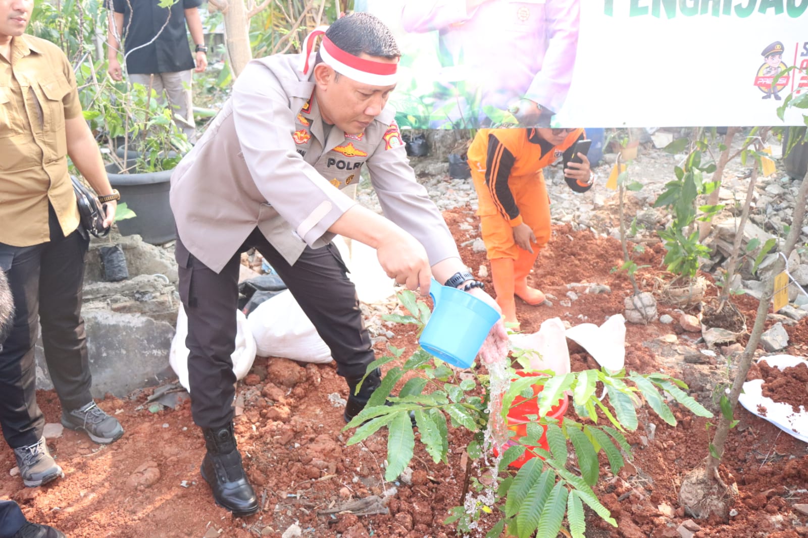 Tekan Polusi Udara, Kapolres Metro Jakarta Pusat Bersama 3 Pilar Jakarta Pusat Tanam 100.000 Pohon