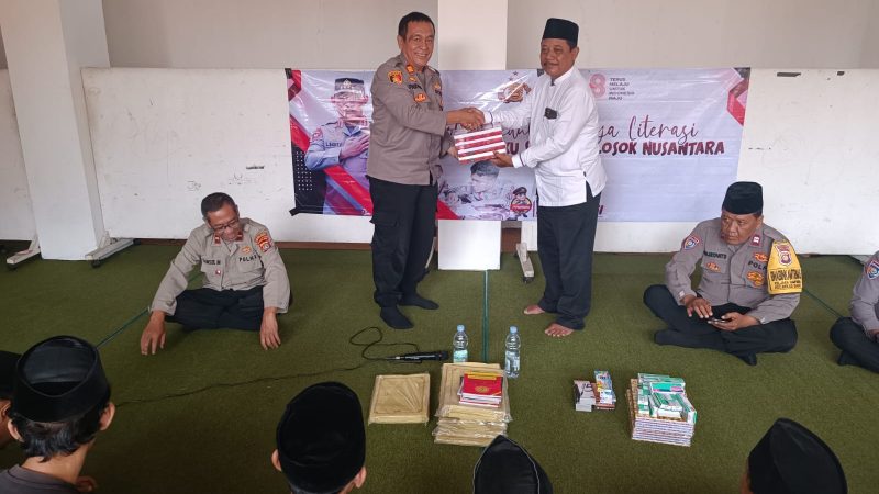 Program Polri Peduli Budaya Literasi, Polsek Bekasi Kota Bagikan Buku di Pondok pesantren Tahfdh Bait Ahlil Qur’an