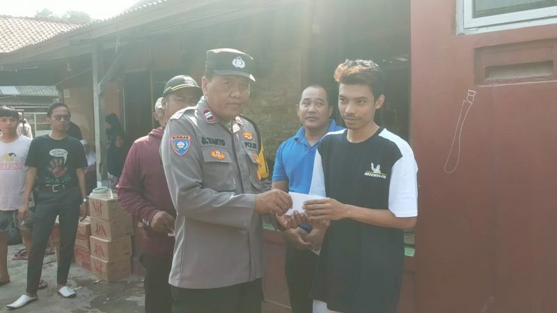 Bhabinkamtibmas Jakasampurna Monitoring Pemberian Bantuan Warga Korban Kebakaran