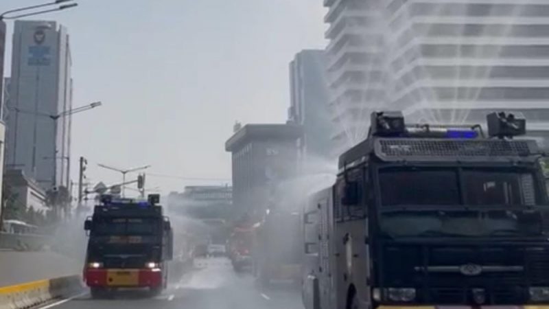 Kurangi Dampak Polusi Udara, Polda Metro Jaya Kerahkan 4 Mobil Water Cannon Semprot Jalan Protokol