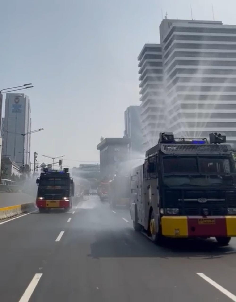 Kurangi Dampak Polusi Udara, Polda Metro Jaya Kerahkan 4 Mobil Water Cannon Semprot Jalan Protokol