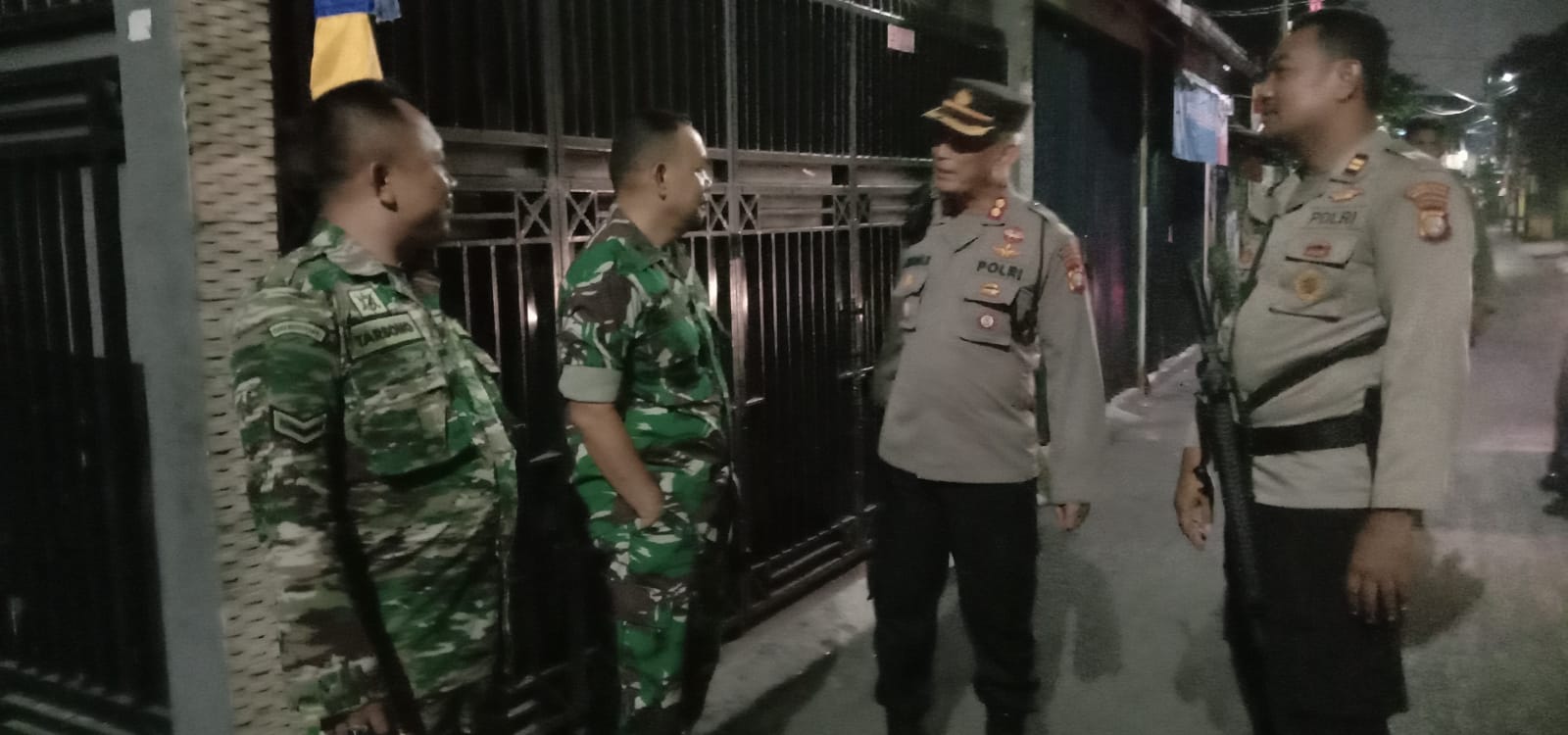 Jaga Kampung, Patroli Malam Koramil Jatinegara Antisipasi Tawuran Warga RW.10 dan RW.12 di CBU