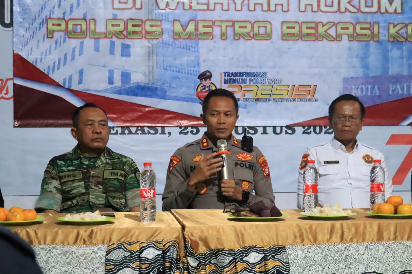 Rembug Warga, Wakapolres Metro Bekasi Kota Jumat Curhat dan Ngobrol Santai Ajak Warga Bersinergi Antisipasi Tawuran Pelajar