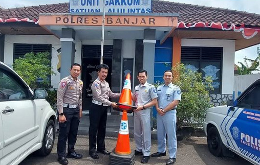 Jasa Raharja Tasikmalaya Serahkan Barang Hibah Traffic Cone Kepada Satlantas Polres Banjar