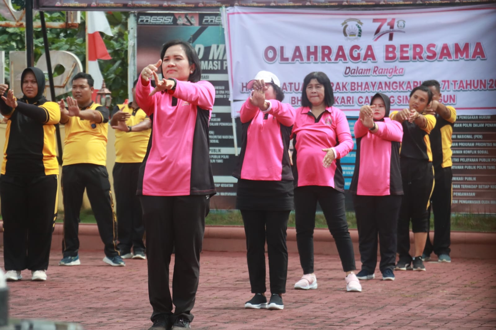 Olahraga Bersama Polres Simalungun dalam Rangka Hari Kesatuan Gerak Bhayangkari ke-71 dan Hari Jadi Ke-75 Polisi Wanita RI