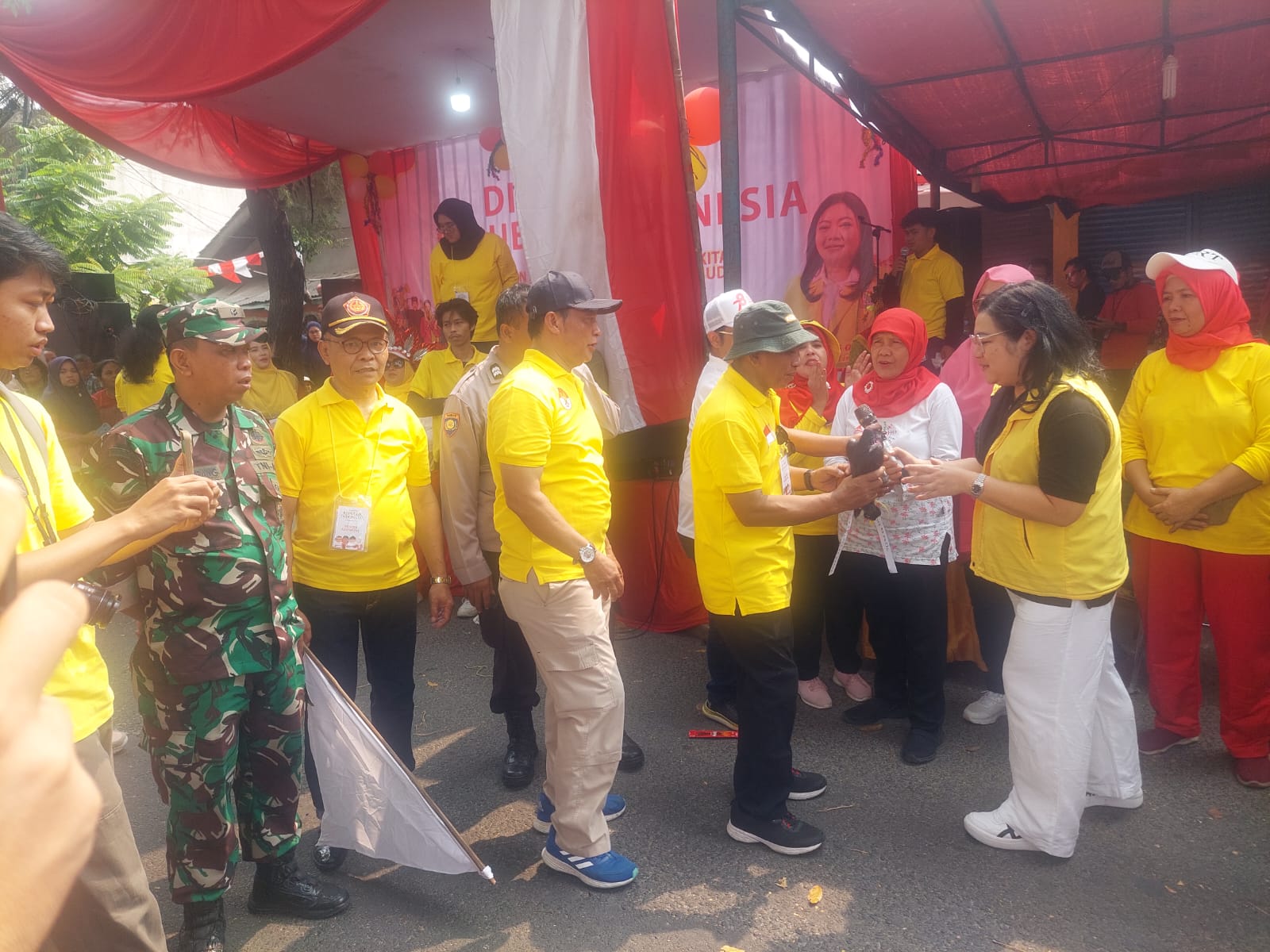 Sukseskan Pawai Karnaval Dirgahayu Kemerdekaan Republik Indonesia ke 78, Oleh Babinsa Koramil 06/Cakung