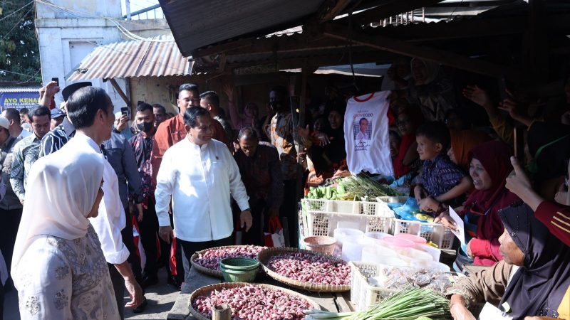 Menhan Prabowo Dampingi Presiden Jokowi Blusukan di Pasar Grogolan, Pekalongan