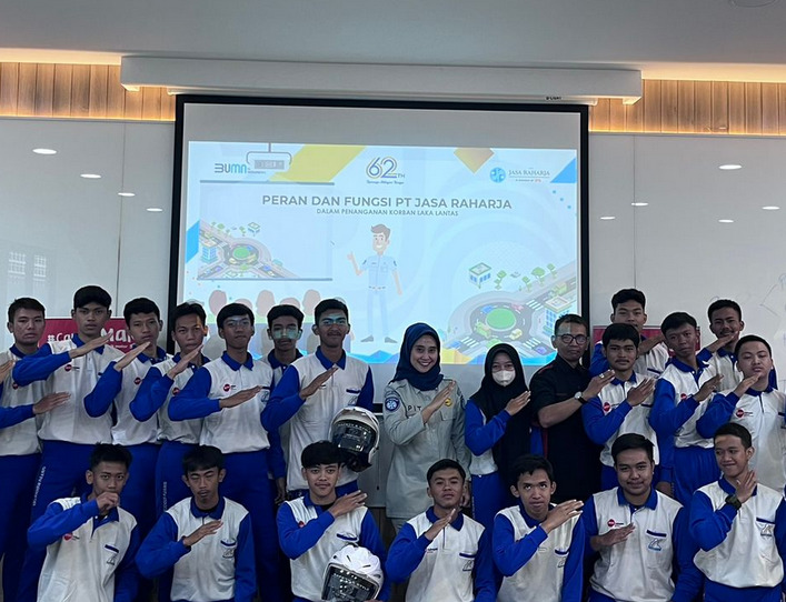 Safety Riding Class bersama PT. Jasa Raharja Cabang Utama Jawa Barat dan SRC AHM Bandung Membina Siswa-Siswi SMK Bina Esa Kabupaten Bandung Barat