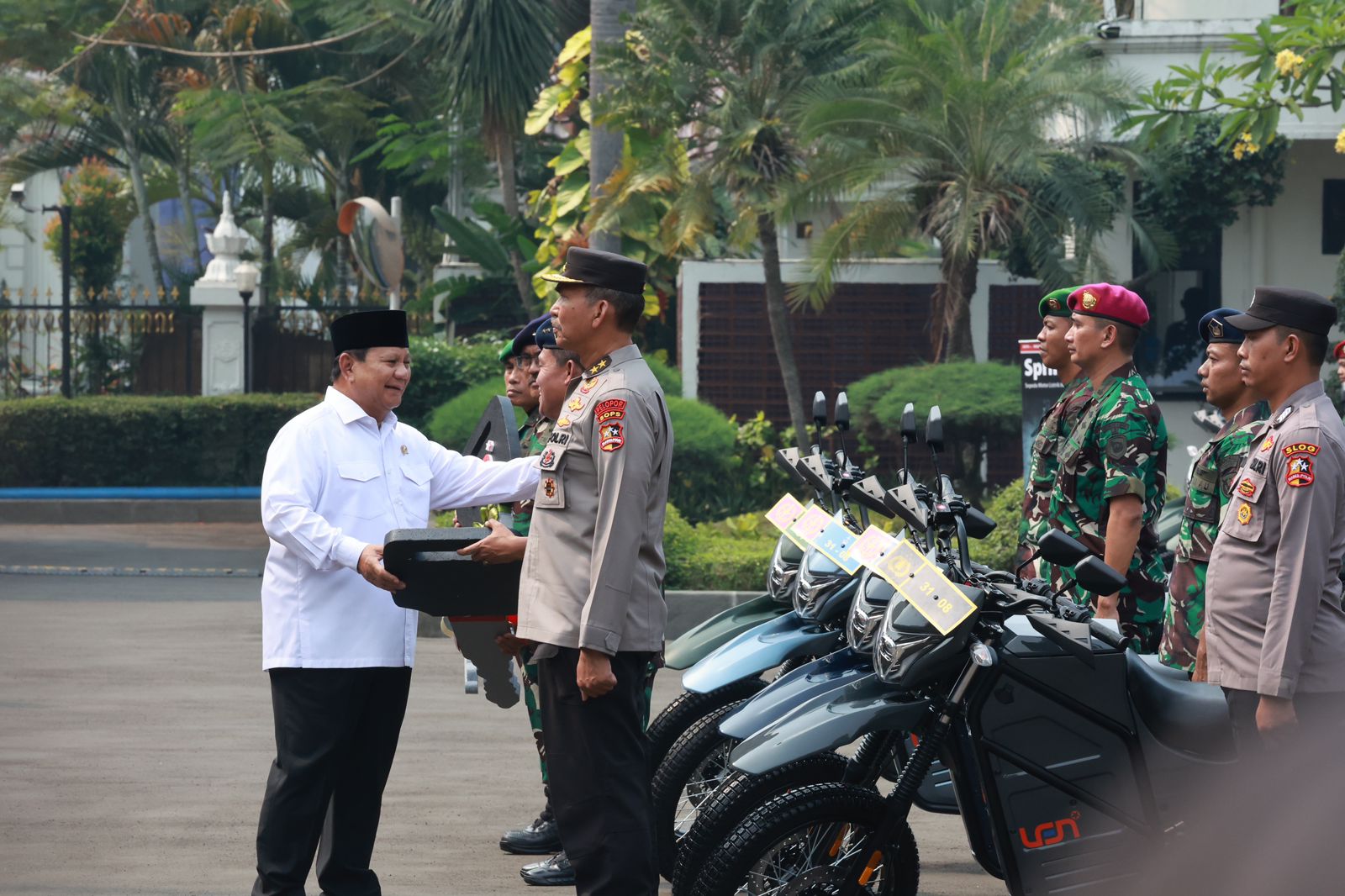 Menhan Prabowo Serahkan 100 Unit Rantis E-Tactical Sergap Pr