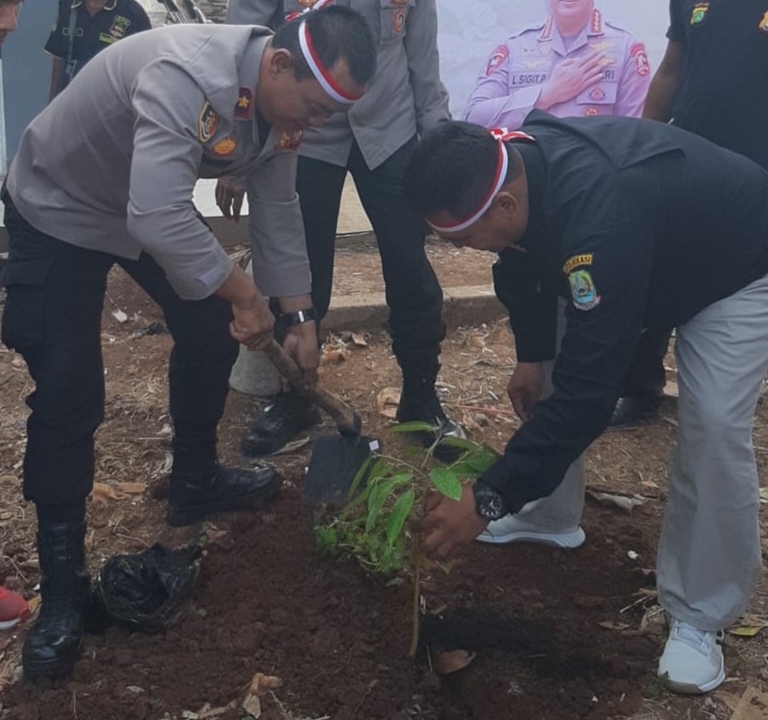 Kapolsek Bekasi Selatan Giat aksi Penanaman Pohon, Program “Polri Lestarikan Negeri Penghijauan Sejak Dini”