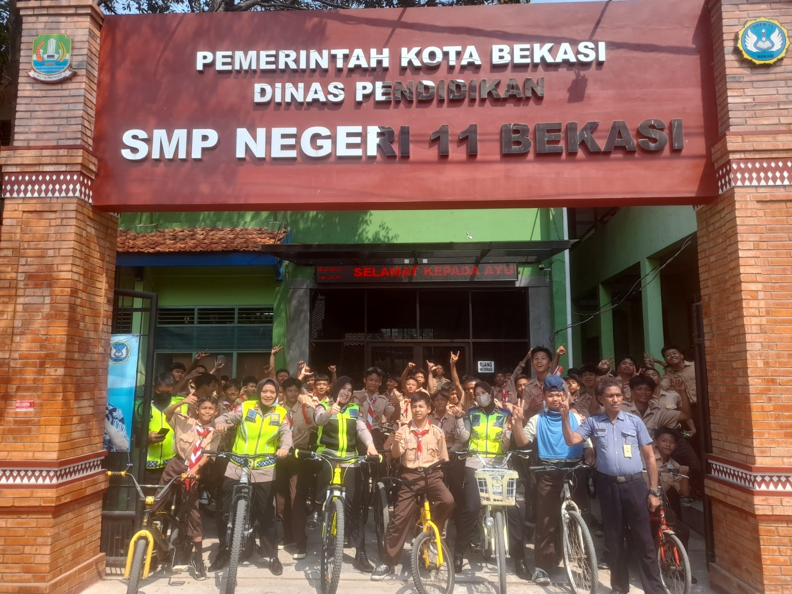 Ajak Pelajar Bersepeda Kesekolah, Unit Kamsel Satlantas Polres Metro Bekasi Kota Sosialisasi Kamseltibcarlantas di SMPN 11 Kota Bekasi