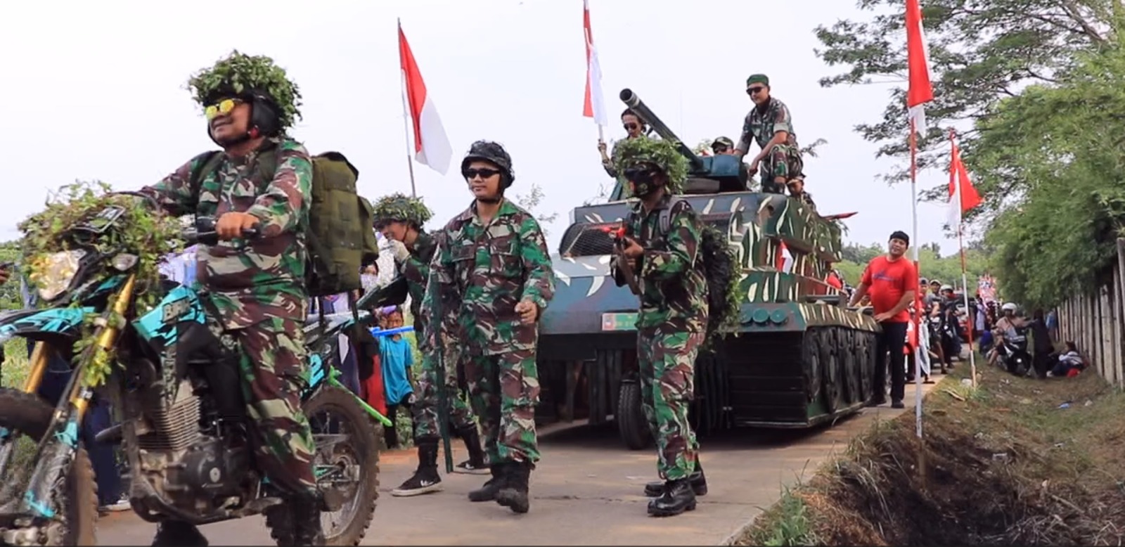 Kendaraan Tempur Hingga Diorama Perjuangan Pahlawan Ramaikan Karnaval HUT RI Ke-78