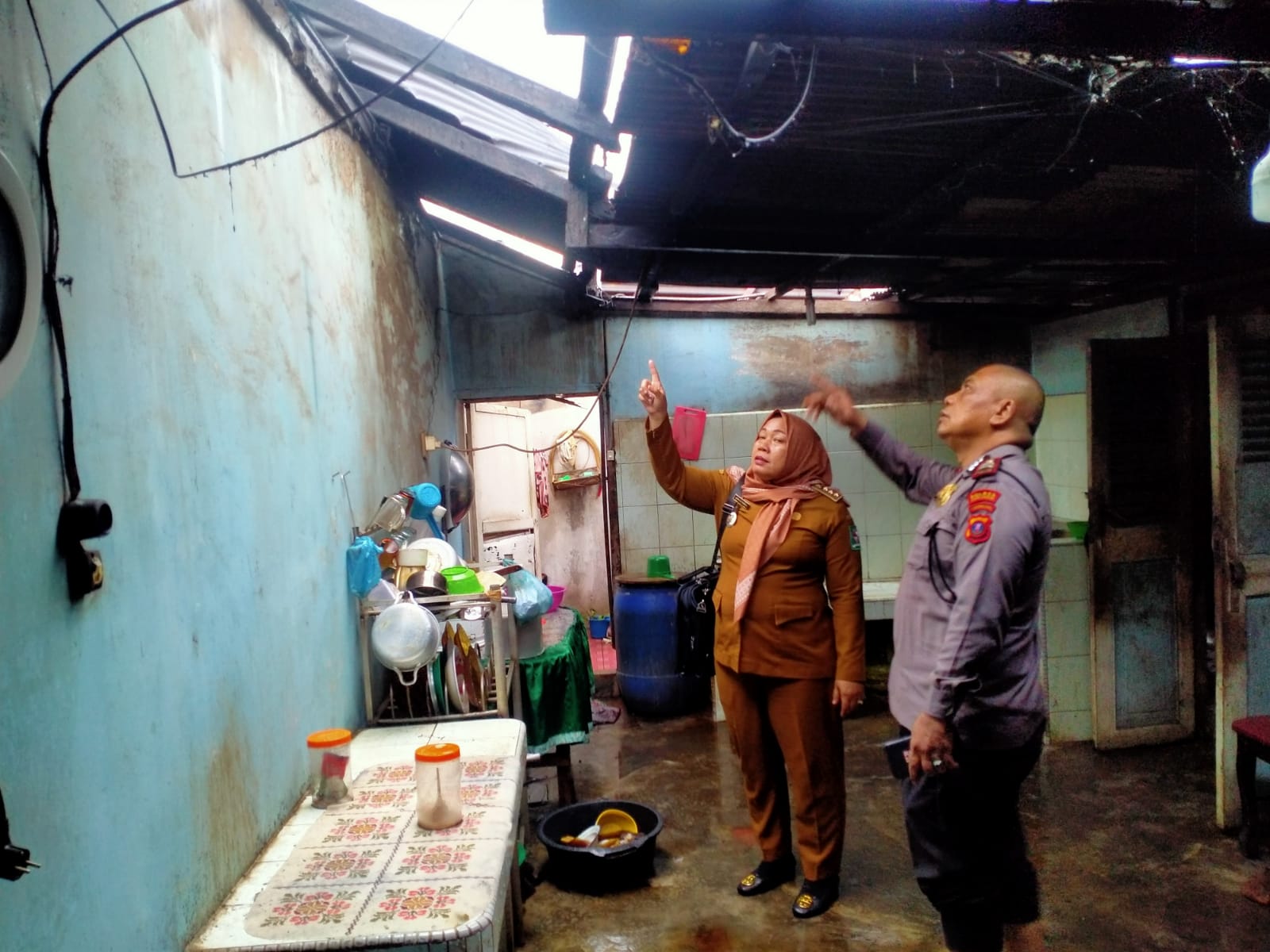 Kapolsek Sebalwan Bantu Evakuasi Korban Angin Puting Beliung Terjang Perumahan, 10 Rumah Alami Kerusakan Parah
