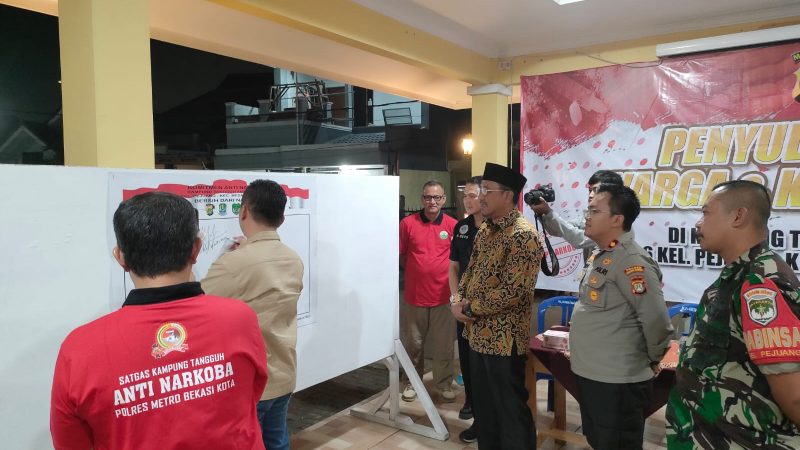 Penandatanganan Komitmen Anti Narkoba oleh Polres Metro Bekasi Kota Bersama Forkompincam dan Masyarakat RW 26 Kelurahan Pejuang