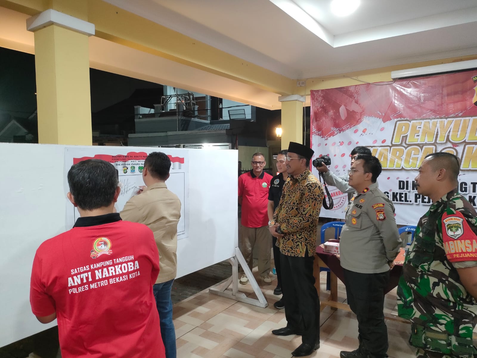 Penandatanganan Komitmen Anti Narkoba oleh Polres Metro Bekasi Kota Bersama Forkompincam dan Masyarakat RW 26 Kelurahan Pejuang