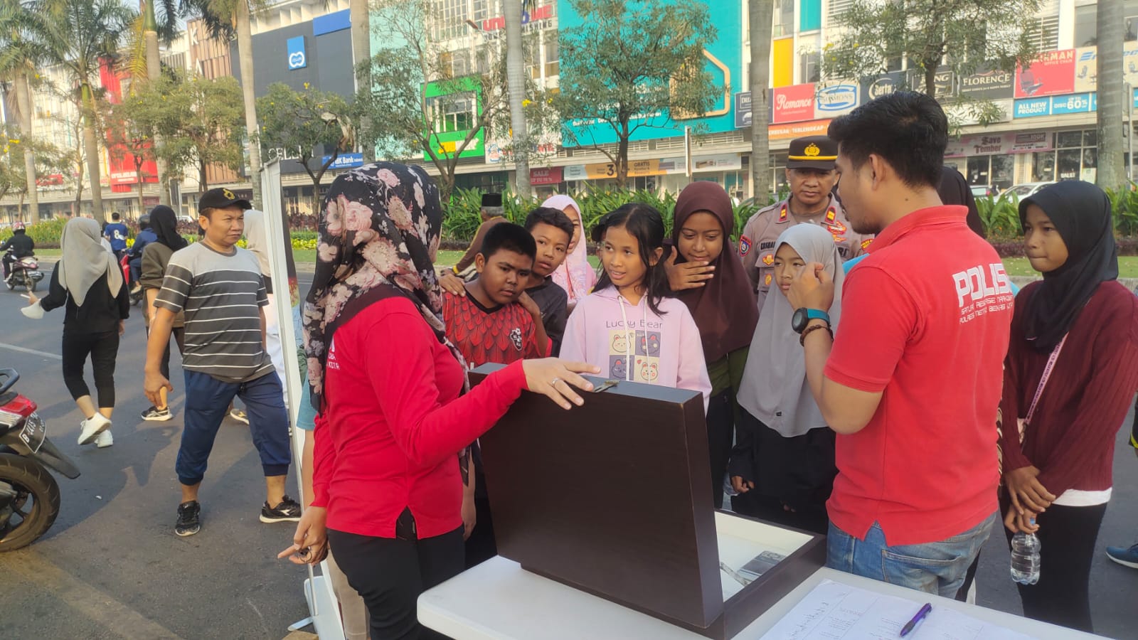 Booth Satresnarkoba Hadir di Car Free Day Kota Bekasi, Sambil Olah Raga Warga Kenal Narkoba dan Dampaknya