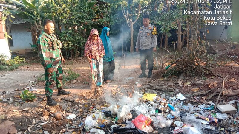 Monitoring Wilayah, Bhabinkamtibmas Jatisari Himbau Warga Tidak Membakar Sampah untuk Pencegahan Polusi Udara