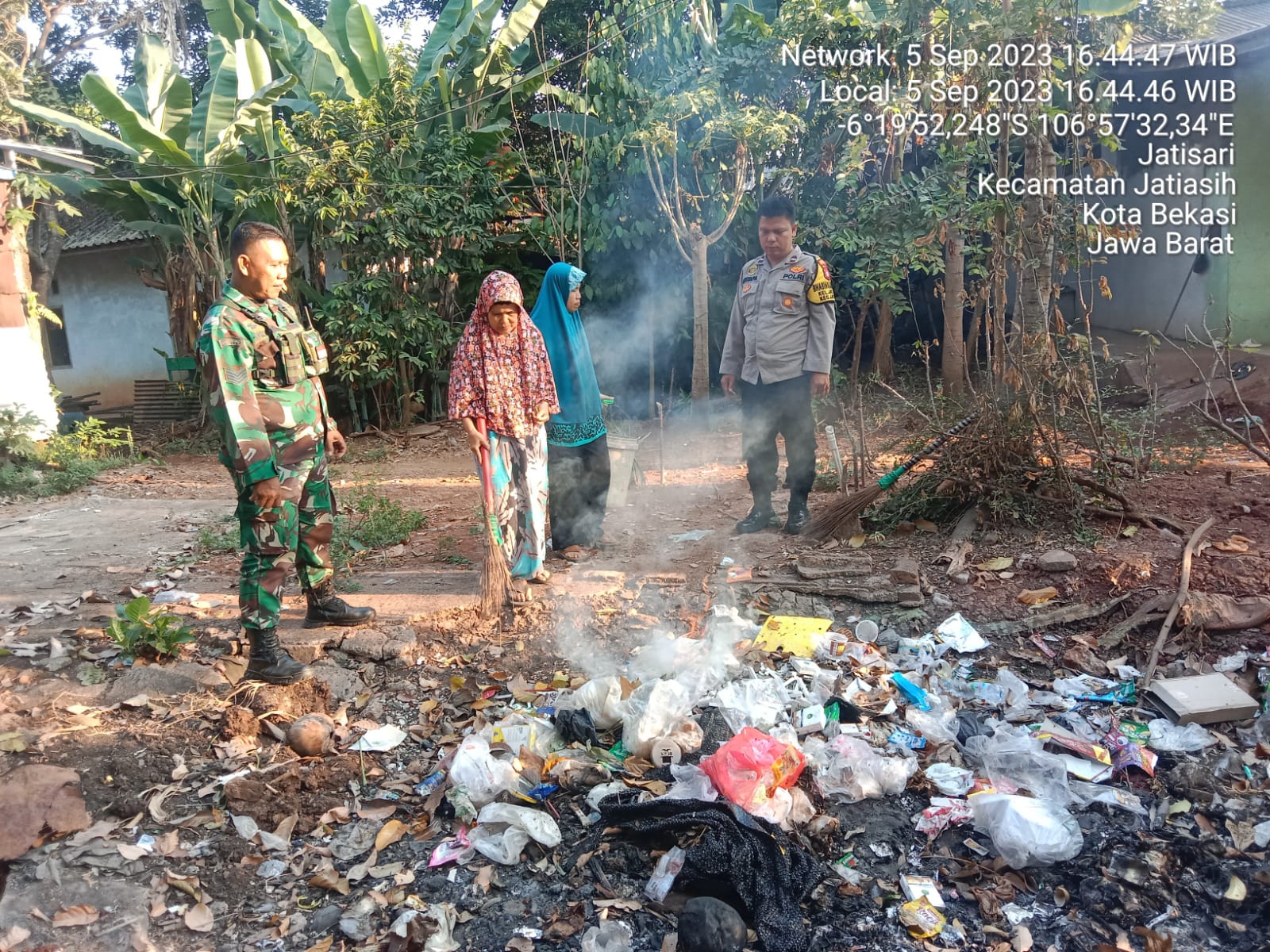 Monitoring Wilayah, Bhabinkamtibmas Jatisari Himbau Warga Tidak Membakar Sampah untuk Pencegahan Polusi Udara