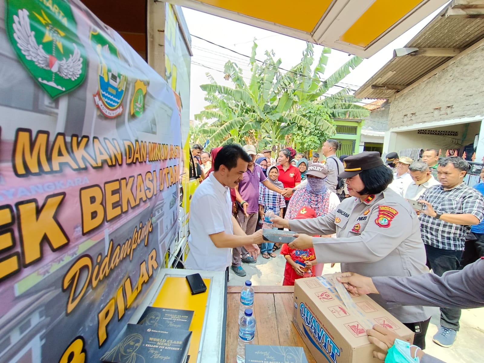 Berikan Makanan Gratis dalam Rangka Penanganan Polusi Udara, Kapolsek Bekasi Utara Himbau Tidak Bakar Sampah