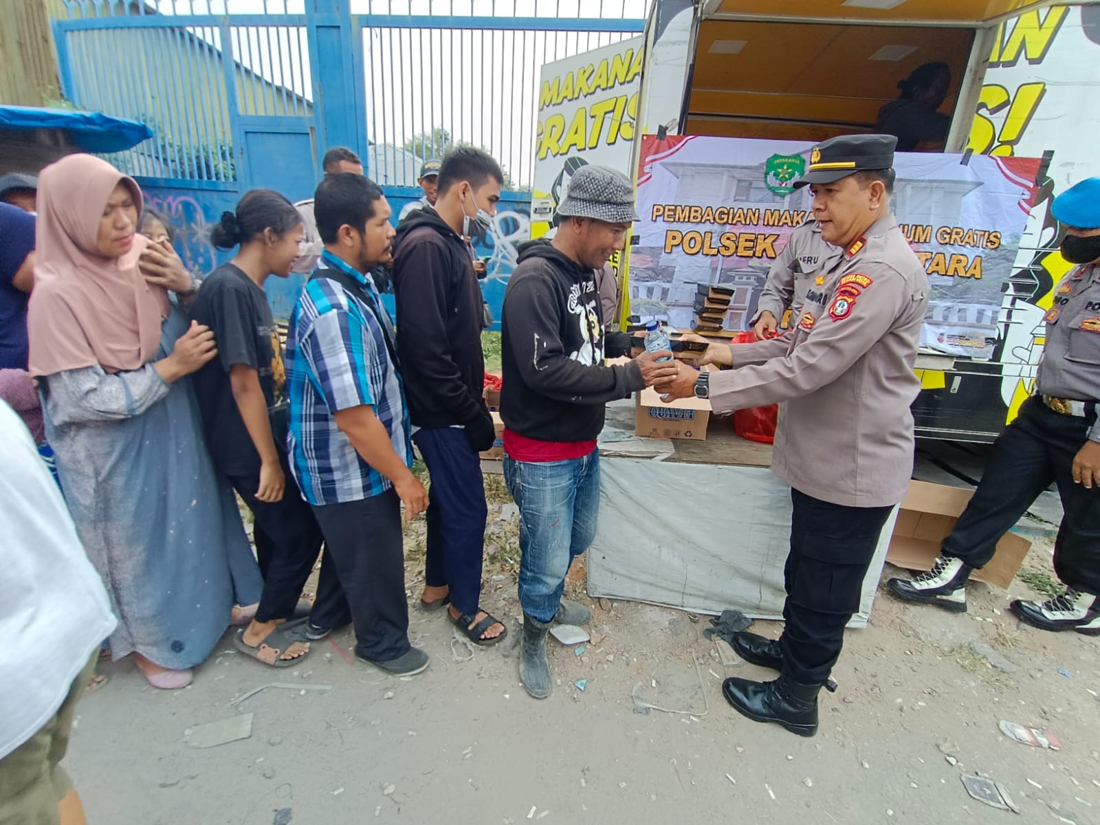 Polsek Bekasi Utara Berikan Bantuan Makanan dan Minuman Sehat dalam Rangka Peduli Warga Dampak Polusi Udara di Kaliabang Tengah Bekasi Utara