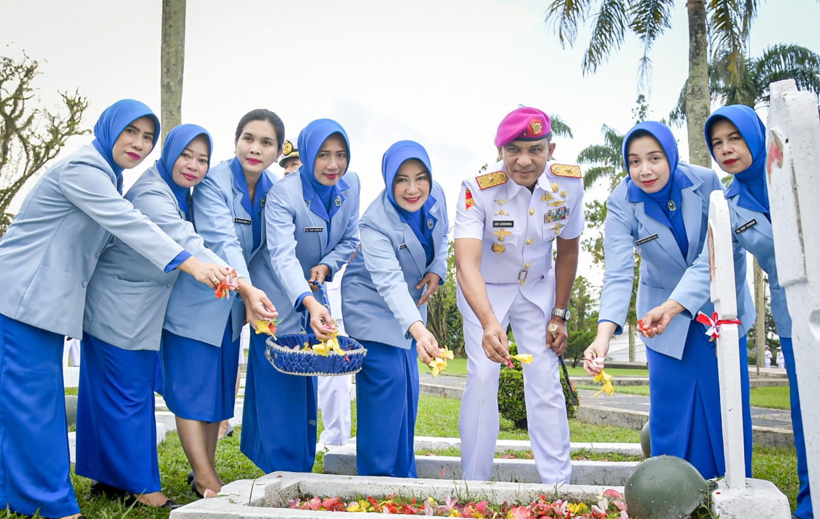 Peringati HUT Ke-78 TNI AL, Danlantamal IX Ziarah Ambondan Tabur Bunga di Taman Makam Pahlawan Kapahaha Kota Ambon