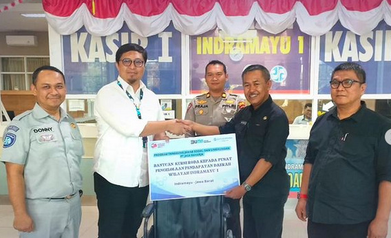 Kepala Jasa Raharja Cabang Utama Jawa Barat Menyerahkan Bantuan Program TJSL untuk Samsat Indramayu dan Samsat Haurgeulis