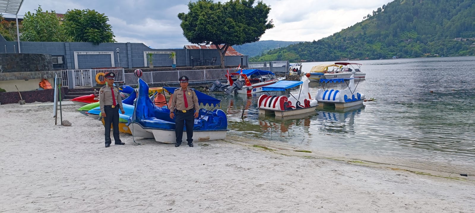 Patroli di Lokasi Wisata Parapat, Keamanan dan Kenyamanan Pengunjung Jadi Prioritas Utama Sat Pam Obvit Simalungun