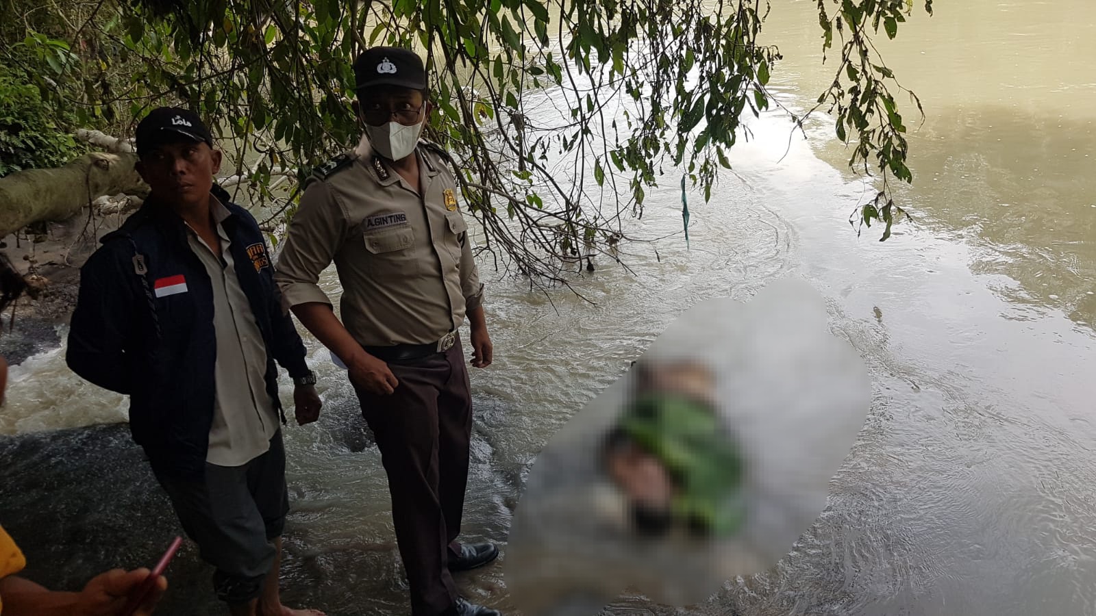 Polsek Bangun Bantu Evakuasi Pensiunan BUMN yang Ditemukan Tewas Mengapung di Sungai Bah Bolon, Simalungun