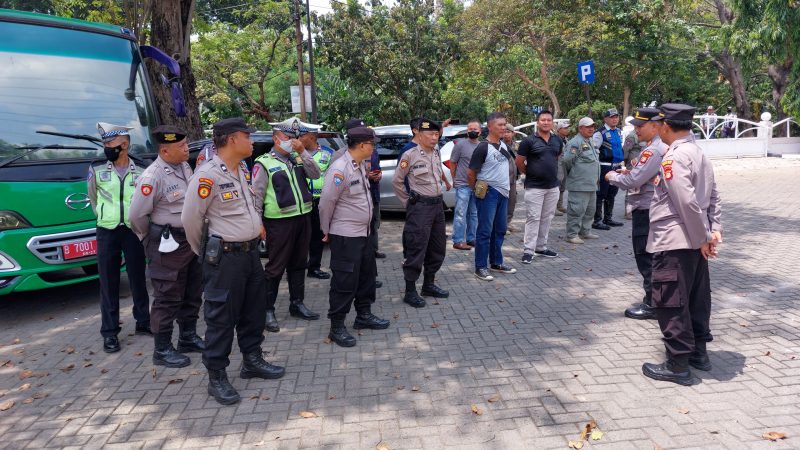 Polsek Bekasi Timur Pelaksanaan Apel Pengamanan Unjuk Rasa di Kantor DPRD Kota Bekasi