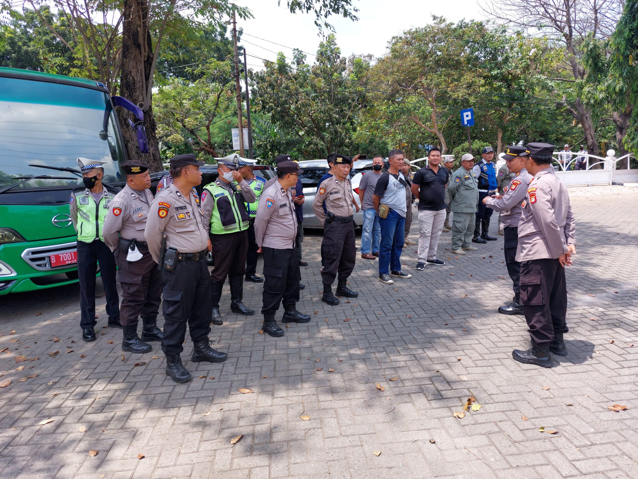 Polsek Bekasi Timur Pelaksanaan Apel Pengamanan Unjuk Rasa di Kantor DPRD Kota Bekasi